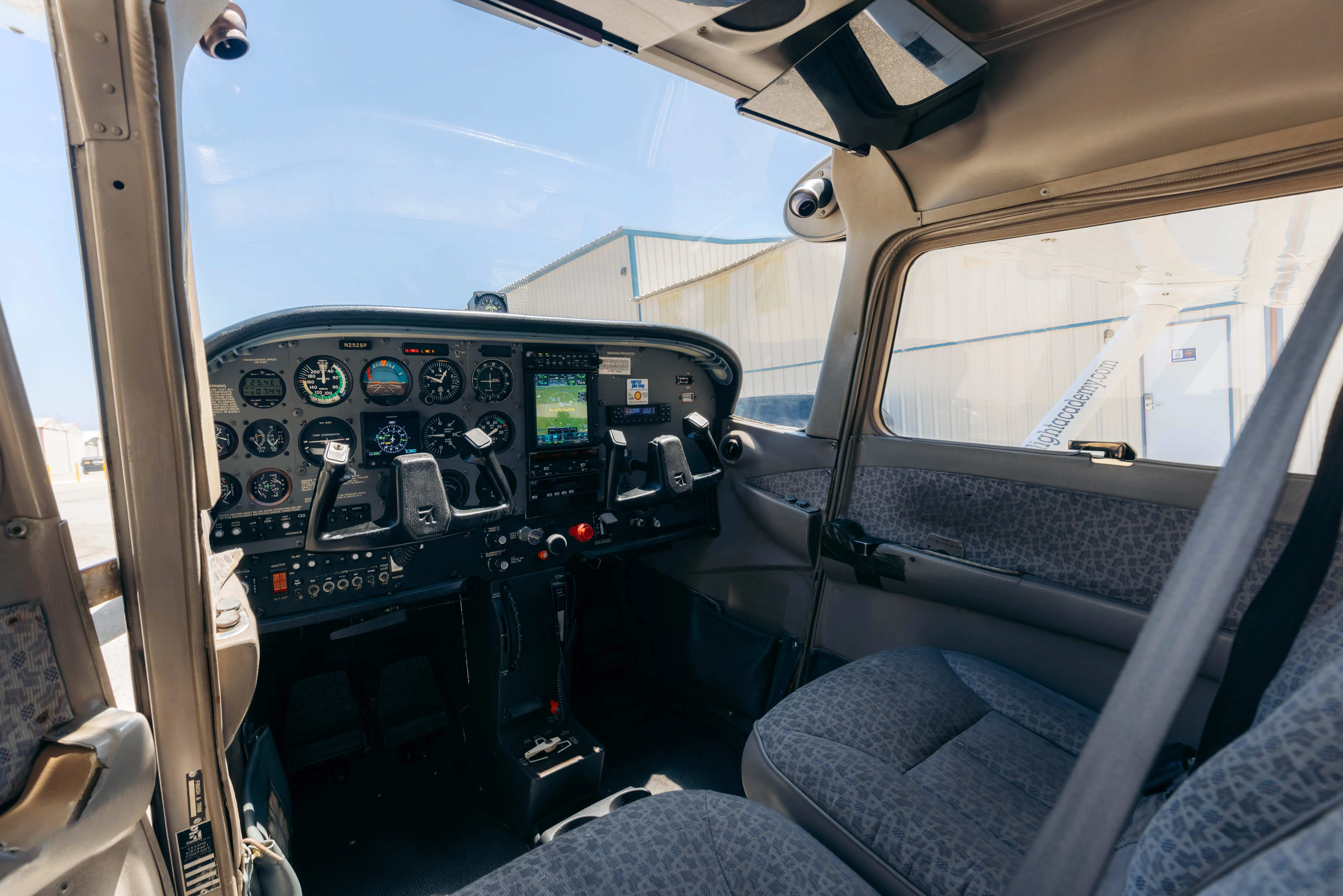 N252SP Cessna 172S cockpit close-up