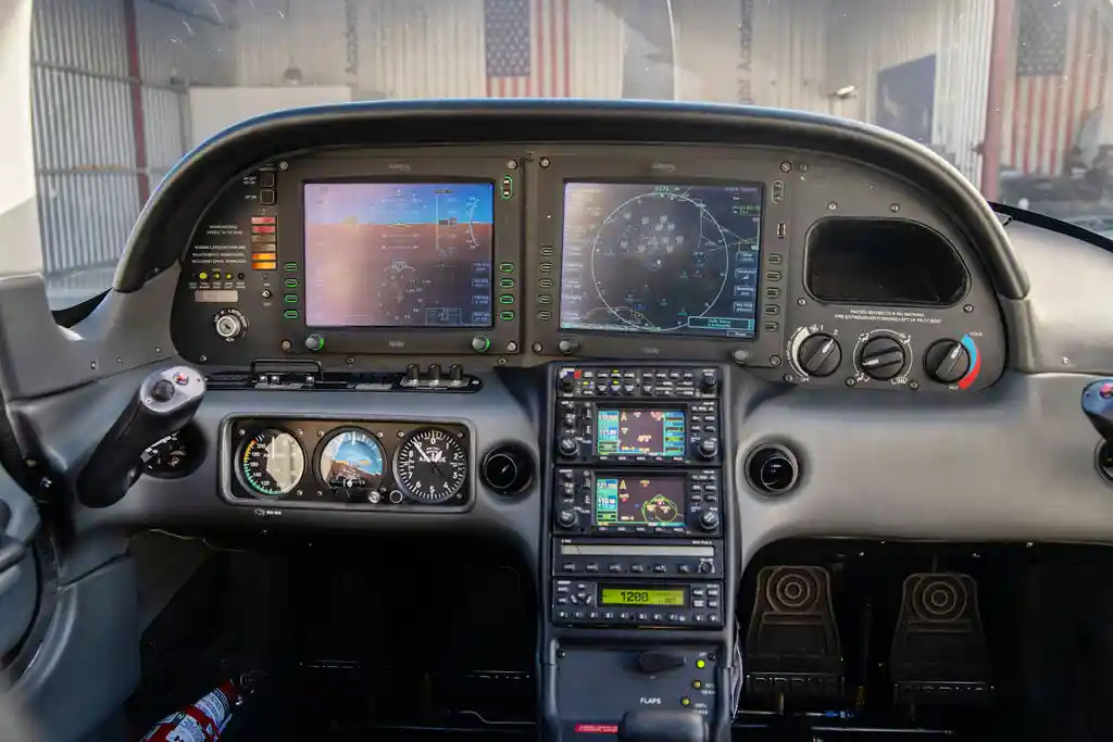 la flight academy los angeles flight school N219EL 2007 Cirrus cockpit centered view