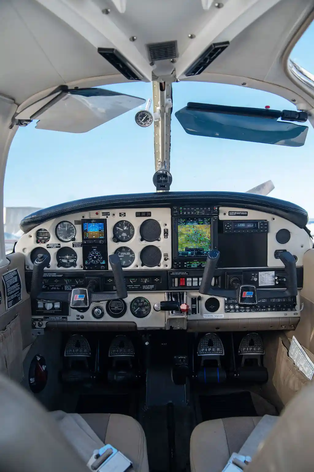 la flight academy los angeles flight school N4313F piper archer II centerd cockpit view