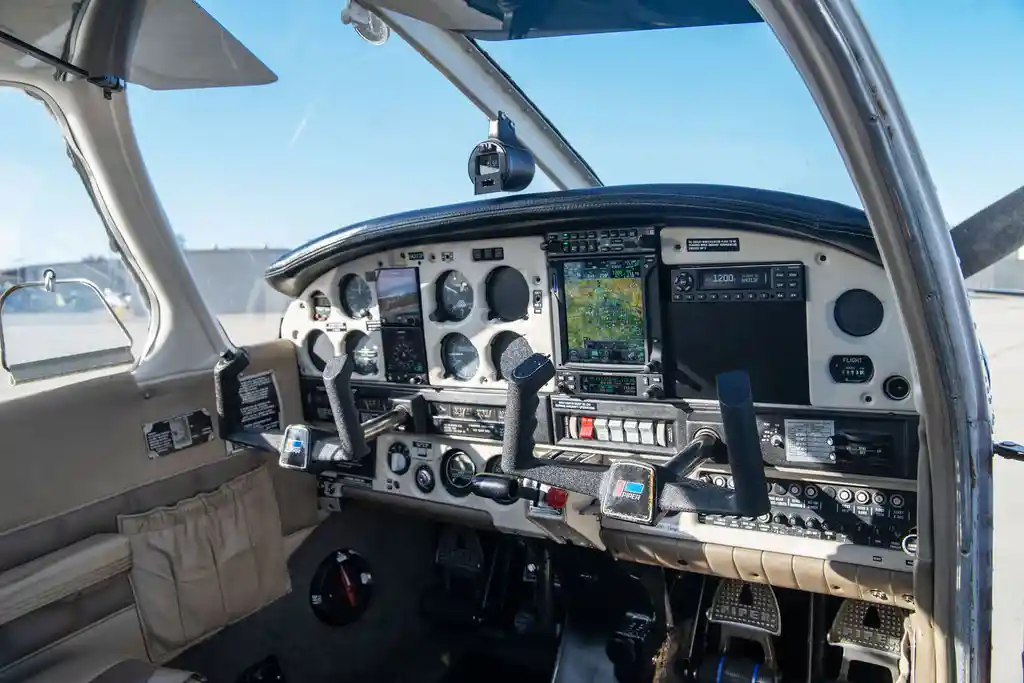 la flight academy los angeles flight school N4313F Piper Archer II cockpit view with dual g5 avionics