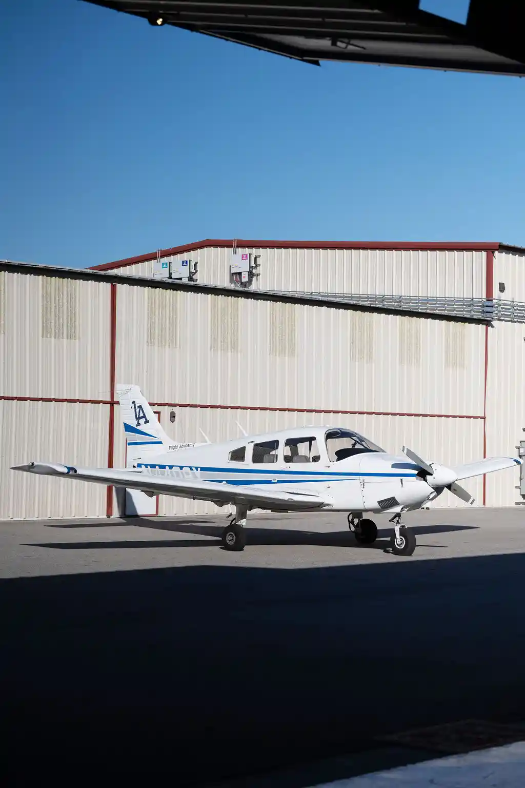 la flight academy los angeles flight school side view of a N4409X Piper Archer II