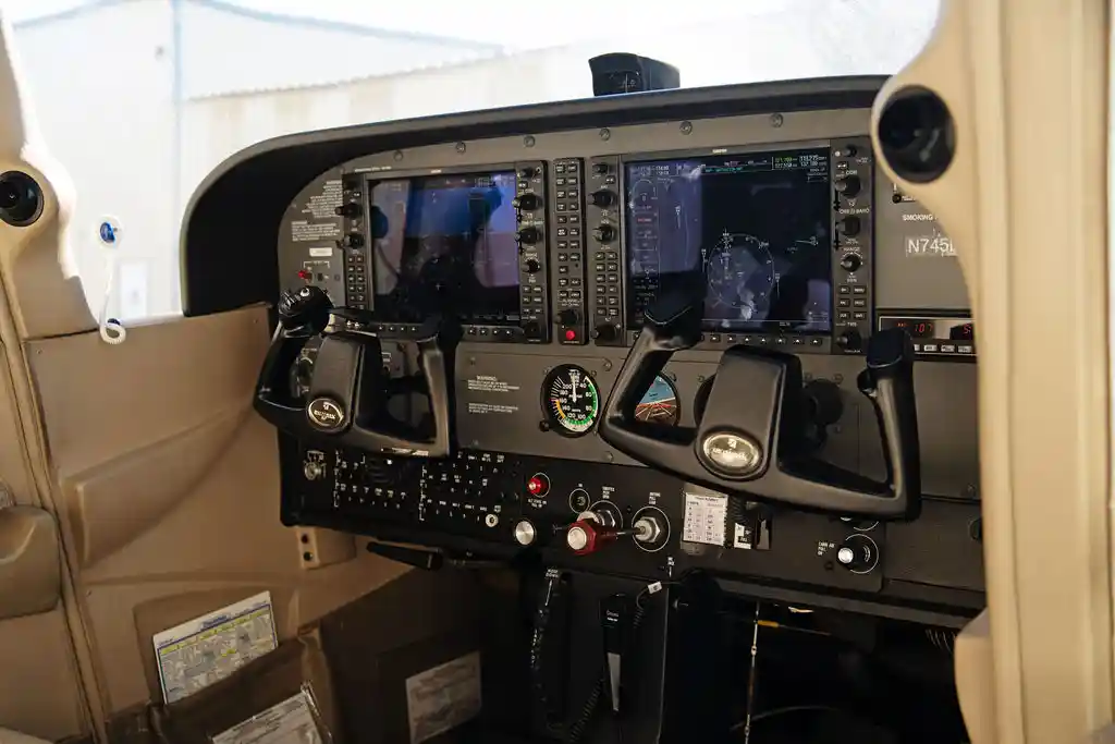 la flight academy los angeles flight school N745B Cessna 172s inside cockpit