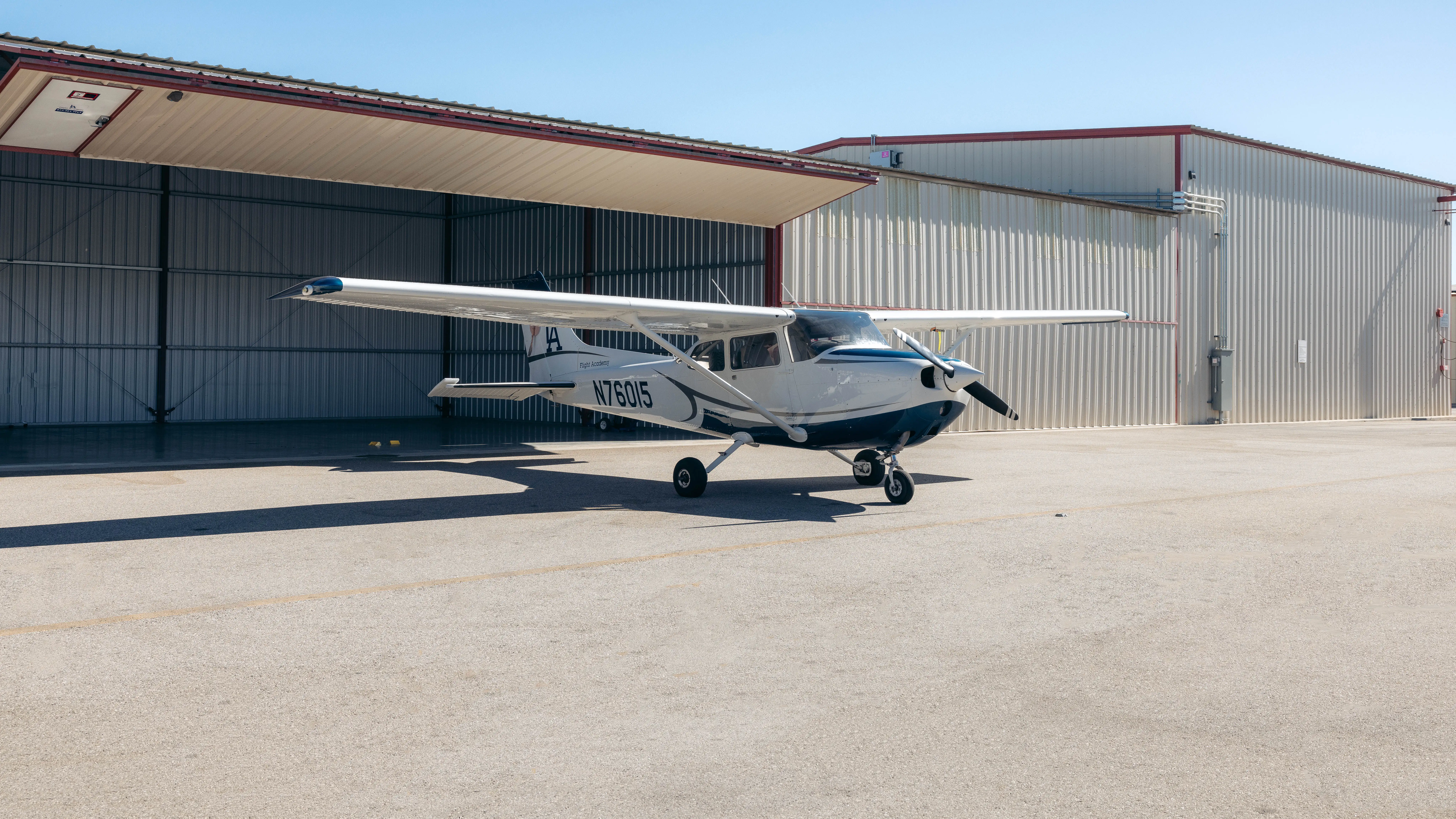 N76015 Cessna 172N side view