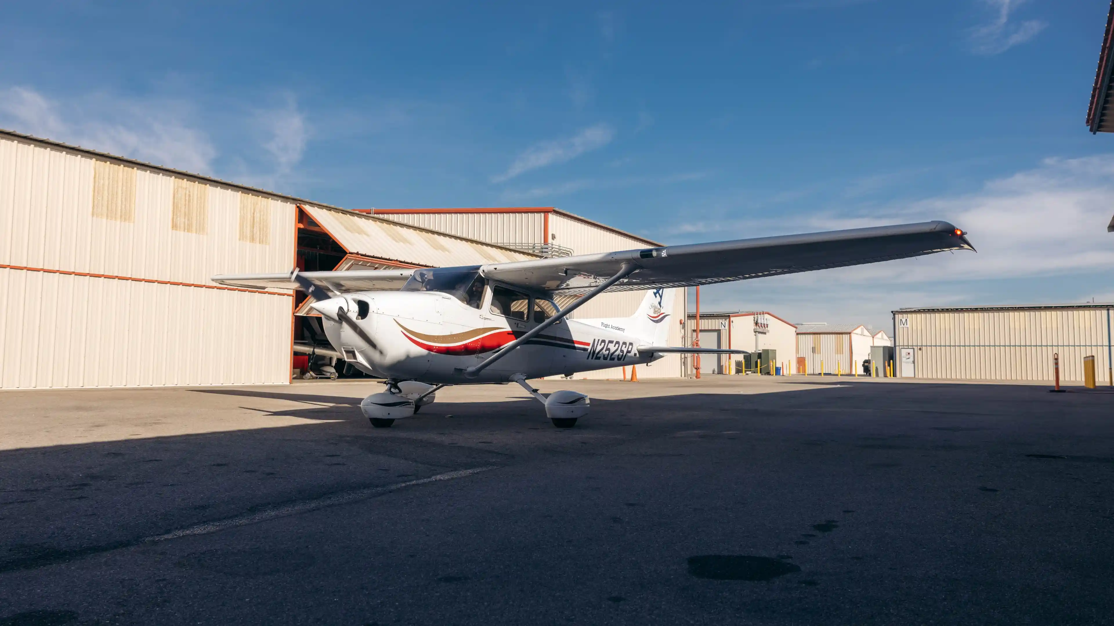 la flight academy los angeles flight school plane cessna 172s under blue skies