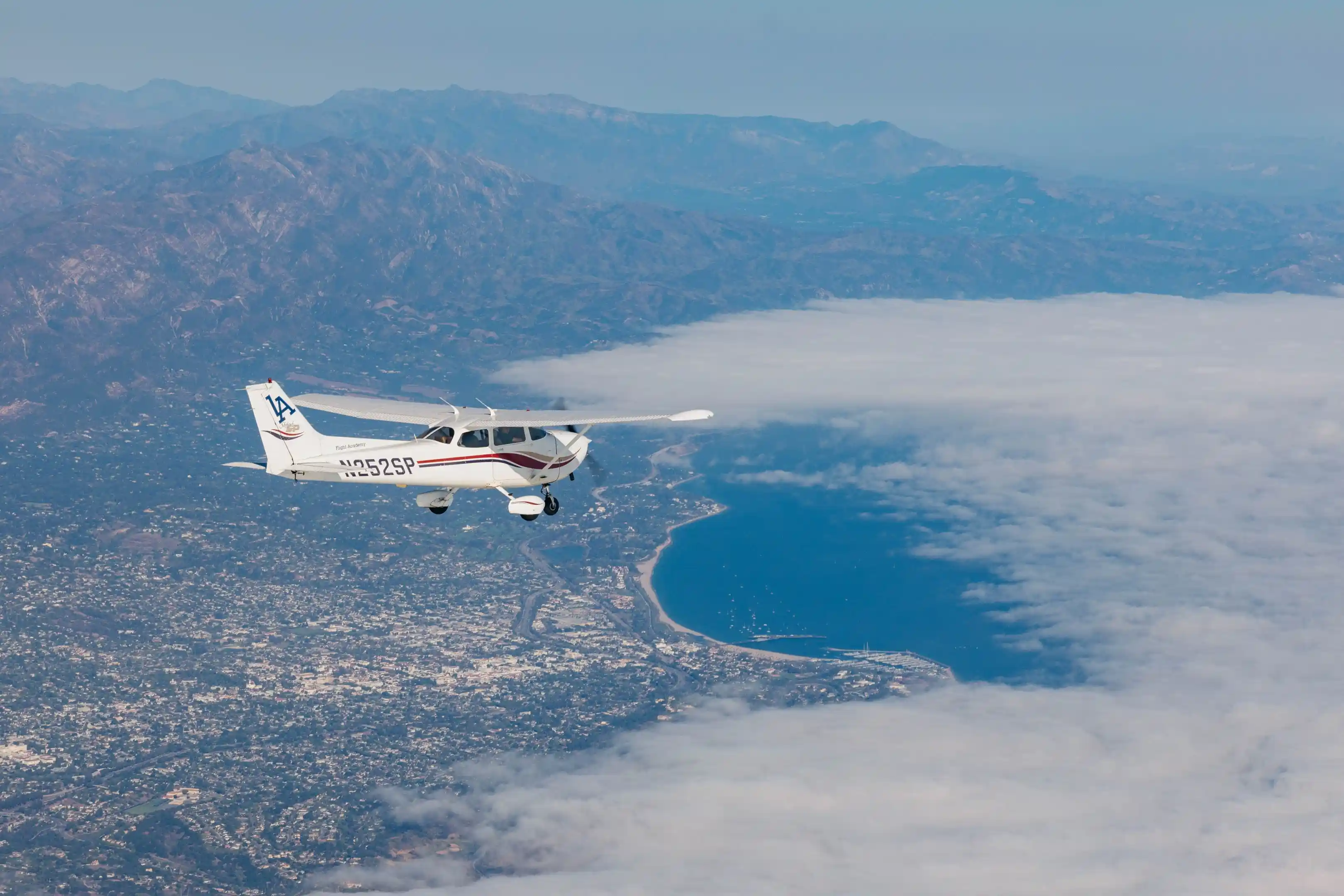 la flight academy los angeles flight school plane cessna 172s flying over california 1