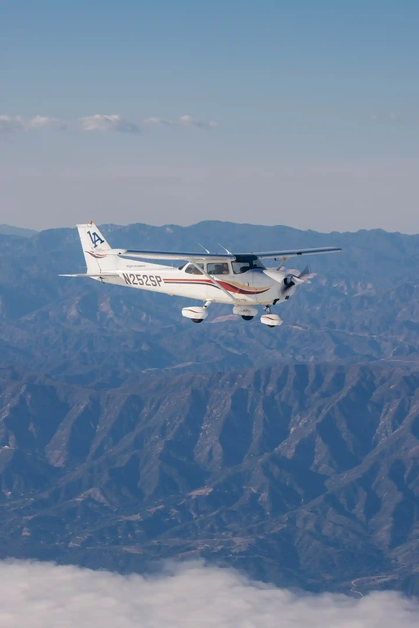 la flight academy los angeles flight school plane cessna 172s flying over california 10