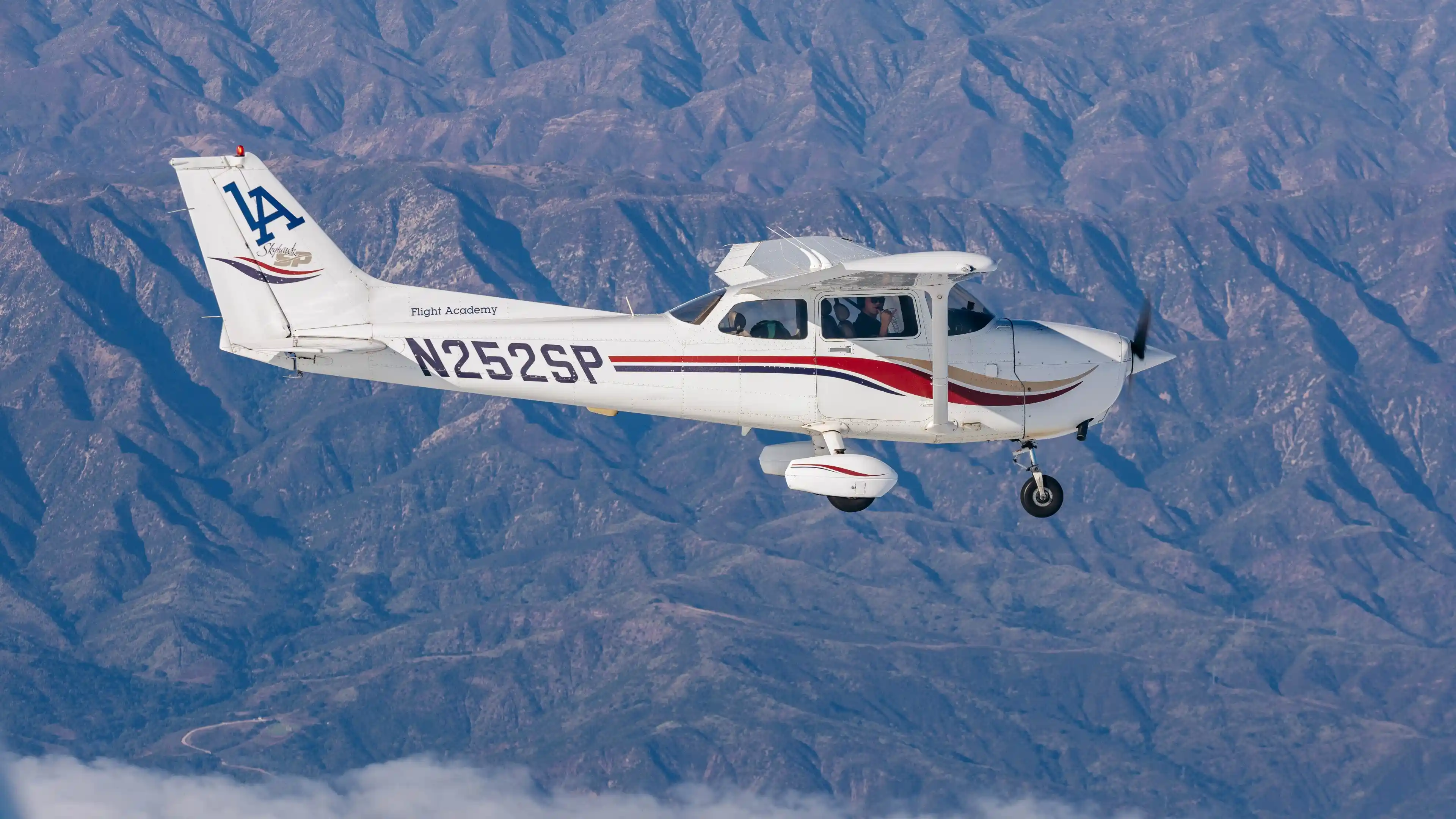 la flight academy los angeles flight school plane cessna 172s flying over california 2