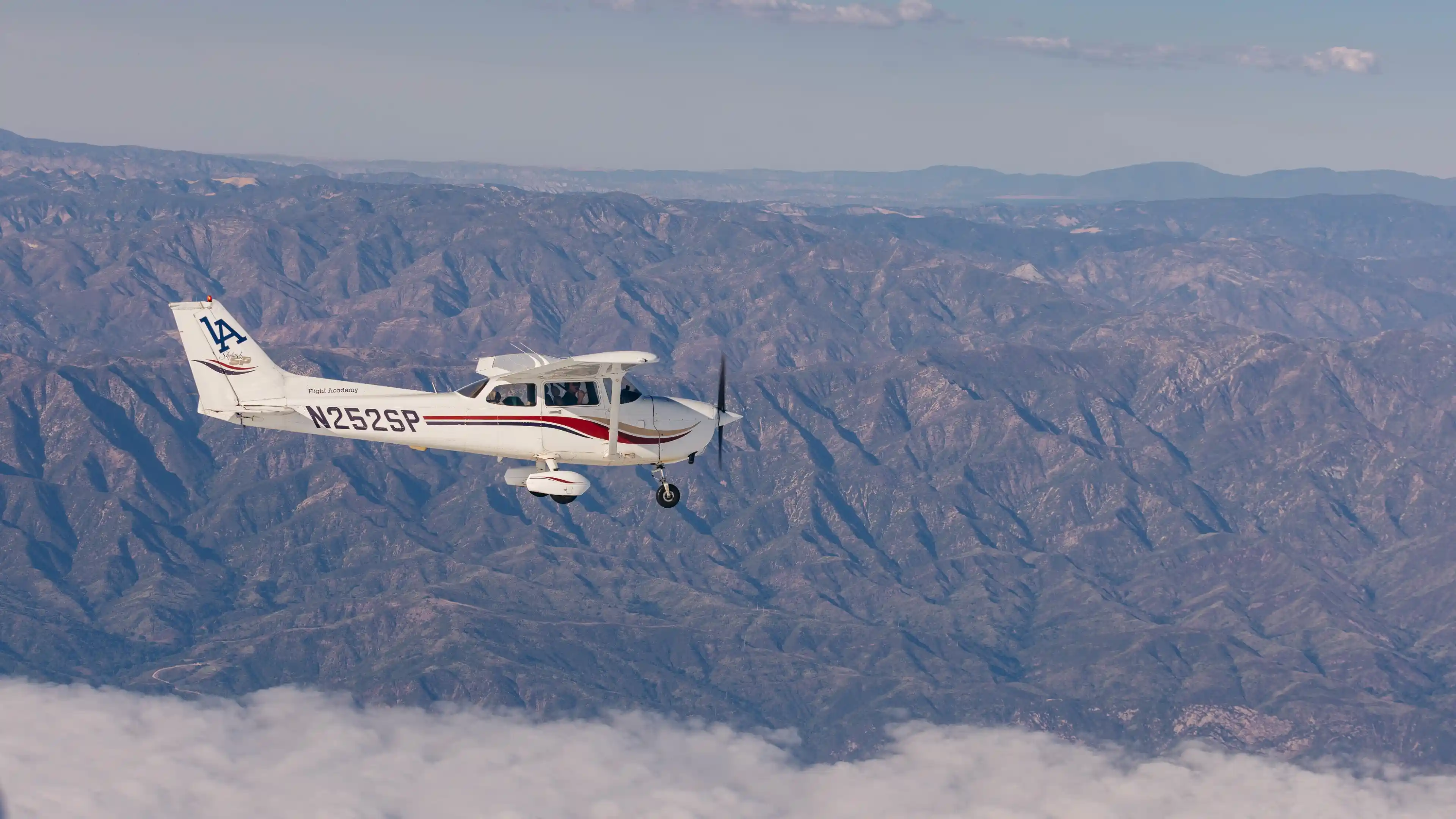 la flight academy los angeles flight school plane cessna 172s flying over california 3