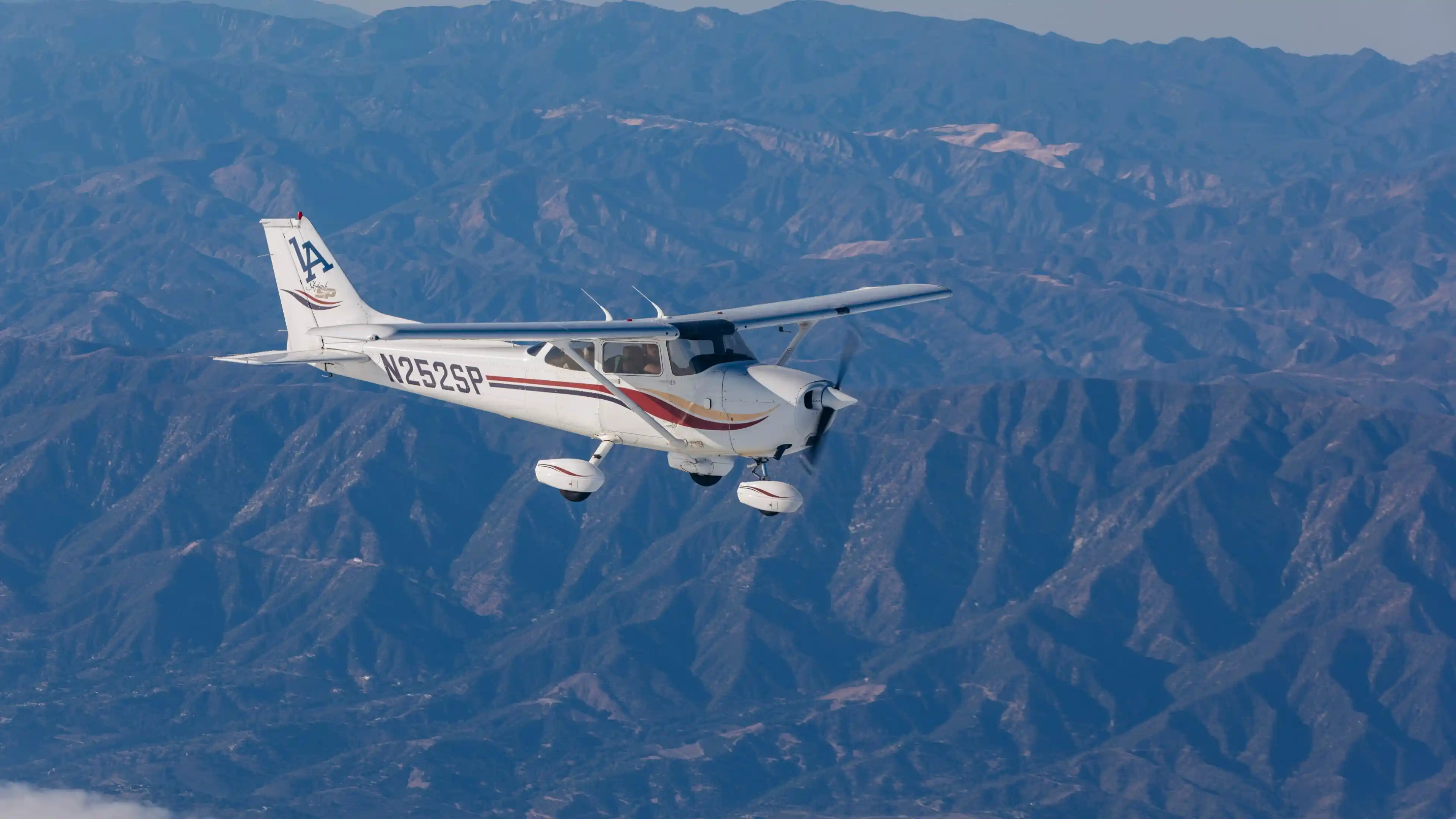 la flight academy los angeles flight school plane cessna 172s flying over california 9