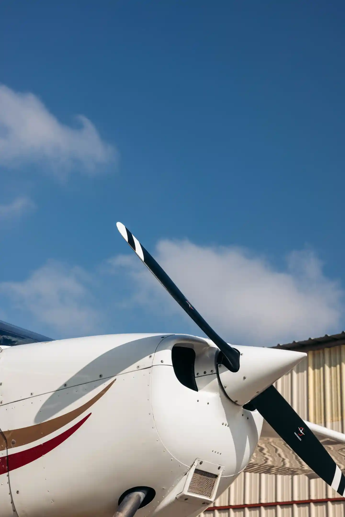 la flight academy los angeles flight school plane cessna 172s propeller